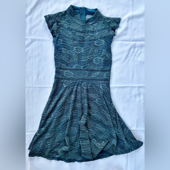 Francesca's Collections Dresses & Skirts - Francesca's Collections Teal Lace Midi Dress